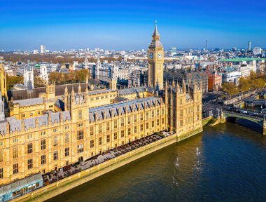 Büyük Ben 'in güneşli bir sabahta Londra' daki hava görüntüsü.