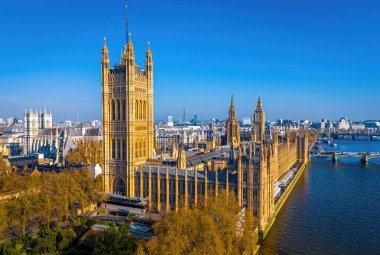 Büyük Ben 'in güneşli bir sabahta Londra' daki hava görüntüsü.