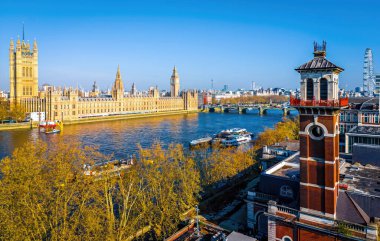 Büyük Ben 'in güneşli bir sabahta Londra' daki hava görüntüsü.