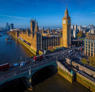 Büyük Ben ve Parlamento Evleri 'nin güneşli bir sabahta Londra, İngiltere' deki hava manzarası.