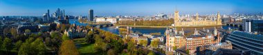 Big Ben, London Eye ve Thames nehri ile panoramik Londra manzarası