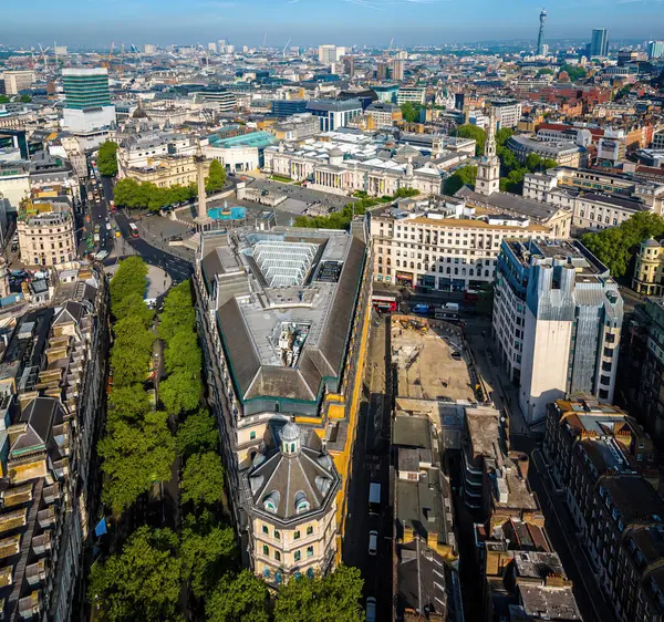 Londra 'nın merkezindeki Trafalgar Meydanı' nın insansız hava aracı görüntüleri, çeşmeler, anıtlar ve kalabalık kentsel çevreler. Turizm, seyahat ve şehir simgesi tanıtımında ticari kullanım için ideal