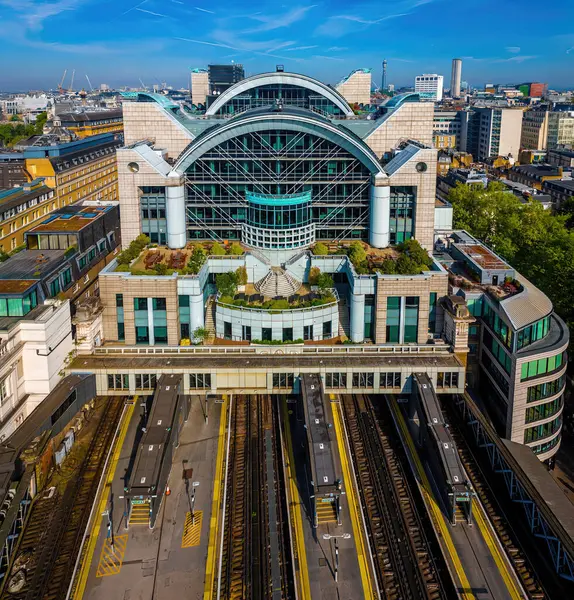 Londra 'daki Charing Cross İstasyonu' nun insansız hava aracı görüntüsü modern kemerli tasarımı, tren rayları ve kentsel konumu vurguluyor. Ulaşım, seyahat ve altyapı temaları için harika