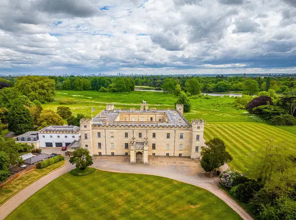 Londra 'daki Syon Evi' nin hava aracı görüntüsü, Gürcü mimarisi ile ikonik tarihi bir mülk, seyahat, tarih ve gayrimenkul tanıtımı için ideal