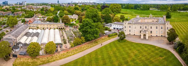 Londra 'daki Syon Evi' nin hava aracı görüntüsü, Gürcü mimarisi ile ikonik tarihi bir mülk, seyahat, tarih ve gayrimenkul tanıtımı için ideal