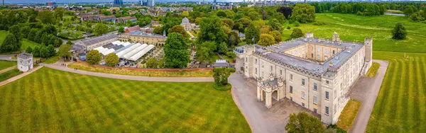 Londra 'daki Syon Evi' nin hava aracı görüntüsü, Gürcü mimarisi ile ikonik tarihi bir mülk, seyahat, tarih ve gayrimenkul tanıtımı için ideal