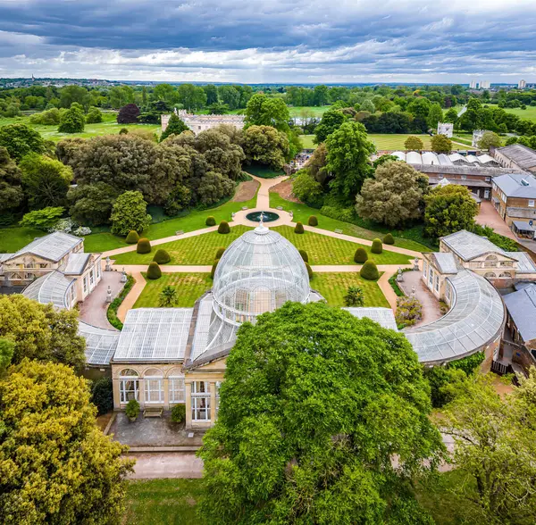 St Pauls Katedrali, klasik mimari ve modern binaların yer aldığı Londra şehir merkezi havası