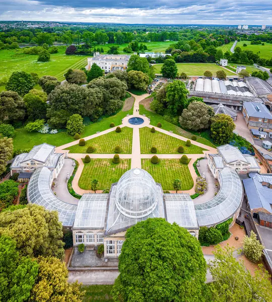 Londra 'daki Syon Evi' nin hava aracı görüntüsü, Gürcü mimarisi ile ikonik tarihi bir mülk, seyahat, tarih ve gayrimenkul tanıtımı için ideal