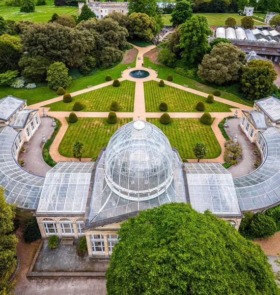 St Pauls Katedrali, klasik mimari ve modern binaların yer aldığı Londra şehir merkezi havası