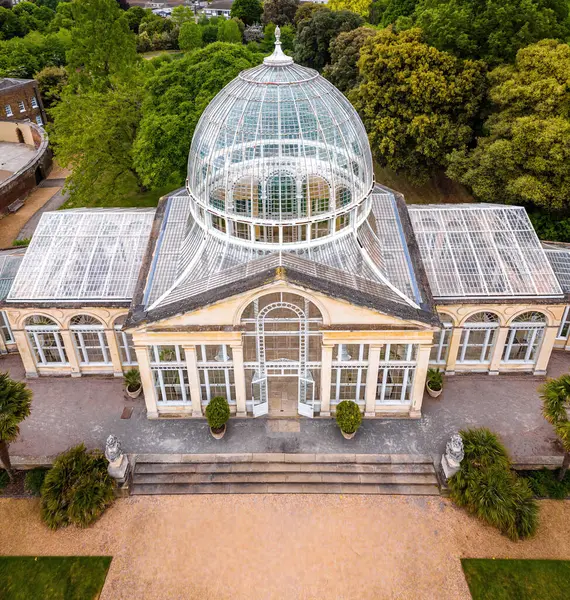 St Pauls Katedrali, klasik mimari ve modern binaların yer aldığı Londra şehir merkezi havası