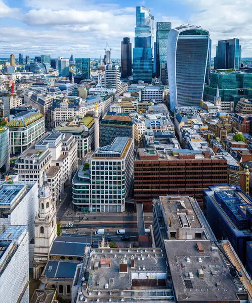 St Pauls Katedrali, klasik mimari ve modern binaların yer aldığı Londra şehir merkezi havası