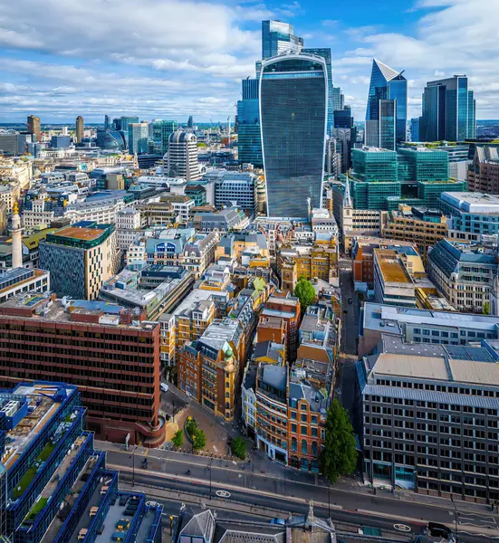 St Pauls Katedrali, klasik mimari ve modern binaların yer aldığı Londra şehir merkezi havası