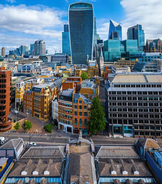 St Pauls Katedrali, klasik mimari ve modern binaların yer aldığı Londra şehir merkezi havası