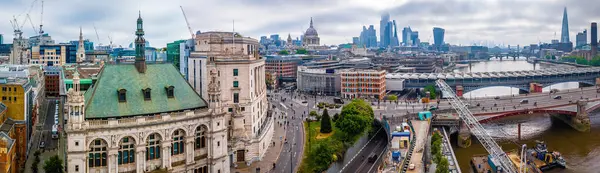 St. Paul 's ve şehir gökdelenleri de dahil olmak üzere Londra' nın simgeleriyle çevrili, güneş enerjili Thames Nehri boyunca uzanan modern Blackfriars istasyonu, seyahat ve altyapı temaları için ideal.