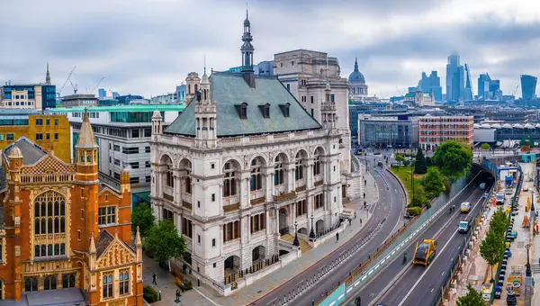 Blackfriars Köprüsü, işlek Londra yolları ve arka planda modern ufuk çizgisi ile süslü tarihi bina manzarası; seyahat, mimari ve kentsel planlama için ideal
