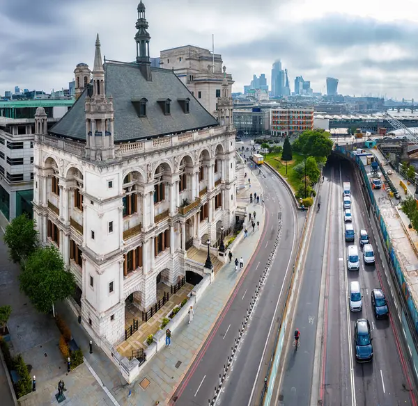 Blackfriars Köprüsü, işlek Londra yolları ve arka planda modern ufuk çizgisi ile süslü tarihi bina manzarası; seyahat, mimari ve kentsel planlama için ideal