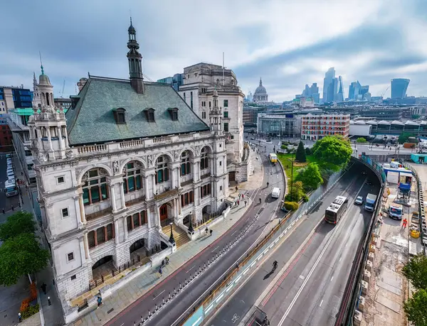 Blackfriars Köprüsü, işlek Londra yolları ve arka planda modern ufuk çizgisi ile süslü tarihi bina manzarası; seyahat, mimari ve kentsel planlama için ideal