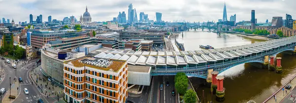 St. Paul 's ve şehir gökdelenleri de dahil olmak üzere Londra' nın simgeleriyle çevrili, güneş enerjili Thames Nehri boyunca uzanan modern Blackfriars istasyonu, seyahat ve altyapı temaları için ideal.