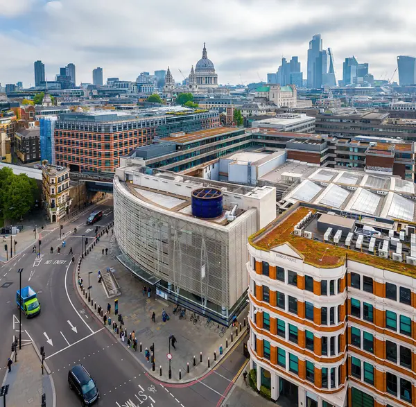 St. Paul 's ve şehir gökdelenleri de dahil olmak üzere Londra' nın simgeleriyle çevrili, güneş enerjili Thames Nehri boyunca uzanan modern Blackfriars istasyonu, seyahat ve altyapı temaları için ideal.