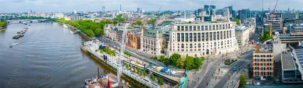 St. Paul 's ve şehir gökdelenleri de dahil olmak üzere Londra' nın simgeleriyle çevrili, güneş enerjili Thames Nehri boyunca uzanan modern Blackfriars istasyonu, seyahat ve altyapı temaları için ideal.