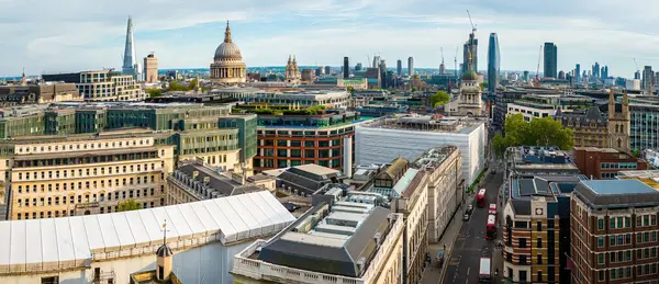 St. Paul Katedrali, modern ofis binaları ve klasik şehir caddelerinin yer aldığı Londra 'nın merkezinin insansız hava aracı görüntüleri. Seyahat, iş ve mimari tasarım projeleri için mükemmel.