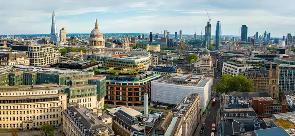 St. Paul Katedrali, modern ofis binaları ve klasik şehir caddelerinin yer aldığı Londra 'nın merkezinin insansız hava aracı görüntüleri. Seyahat, iş ve mimari tasarım projeleri için mükemmel.