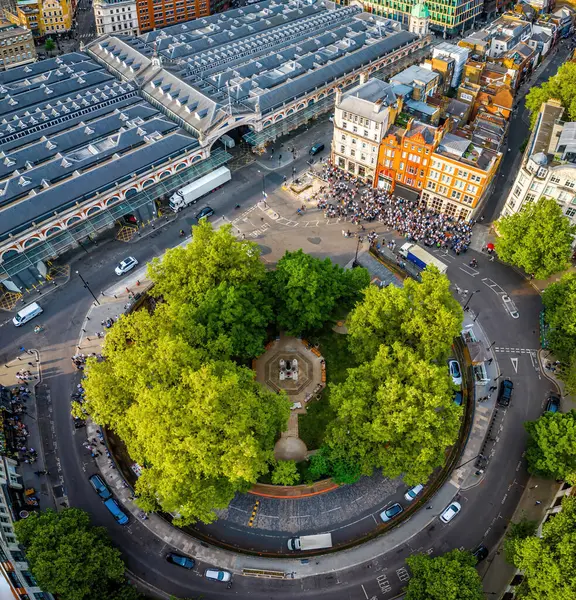 Londra 'nın merkezindeki Smithfield Market' in yüksek açılı çekimi, tarihi mimariyle modern şehir gelişimini harmanlıyor. Ticari, turizm ve mimari temalar için harika