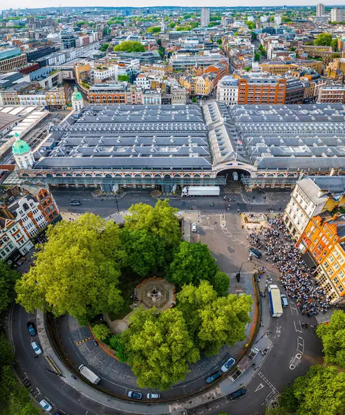 Londra 'nın merkezindeki Smithfield Market' in yüksek açılı çekimi, tarihi mimariyle modern şehir gelişimini harmanlıyor. Ticari, turizm ve mimari temalar için harika
