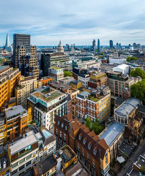 St. Paul Katedrali, modern ofis binaları ve klasik şehir caddelerinin yer aldığı Londra 'nın merkezinin insansız hava aracı görüntüleri. Seyahat, iş ve mimari tasarım projeleri için mükemmel.