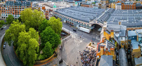 Londra 'nın merkezindeki Smithfield Market' in yüksek açılı çekimi, tarihi mimariyle modern şehir gelişimini harmanlıyor. Ticari, turizm ve mimari temalar için harika