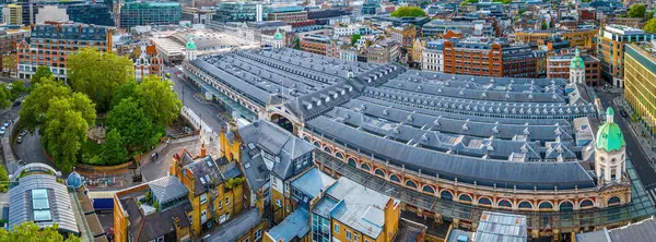 Londra 'nın merkezindeki Smithfield Market' in yüksek açılı çekimi, tarihi mimariyle modern şehir gelişimini harmanlıyor. Ticari, turizm ve mimari temalar için harika