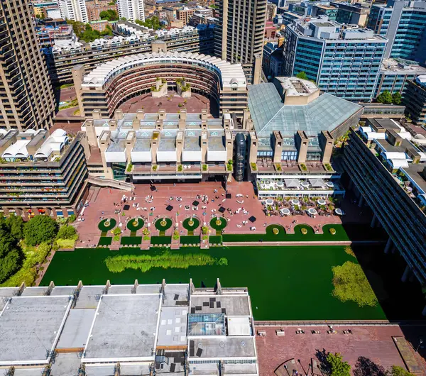 Londra 'daki Barbican Malikanesi' nin canlı hava manzarası, barbar mimari, konut kuleleri ve finans bölgesinin sergilenmesi. Emlak, seyahat ve kentsel tasarım kullanımı için ideal