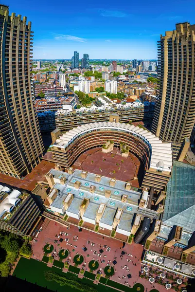 Londra 'daki Barbican Malikanesi' nin canlı hava manzarası, barbar mimari, konut kuleleri ve finans bölgesinin sergilenmesi. Emlak, seyahat ve kentsel tasarım kullanımı için ideal