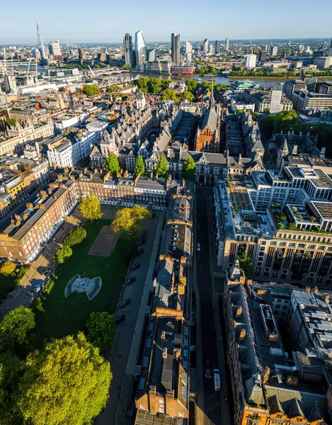Londra 'nın merkezindeki Kraliyet Adalet Divanı' nın panoramik insansız hava aracı görüntüleri. Yasal, turizm, eğitim ve mimariyle ilgili ticari kullanım için ideal.