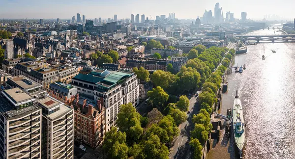 Londra 'nın merkezinin geniş hava manzarası gökyüzü ve güneşli bir günde Thames Nehri.