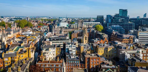 Londra 'nın merkezindeki Kraliyet Adalet Divanı' nın panoramik insansız hava aracı görüntüleri. Yasal, turizm, eğitim ve mimariyle ilgili ticari kullanım için ideal.