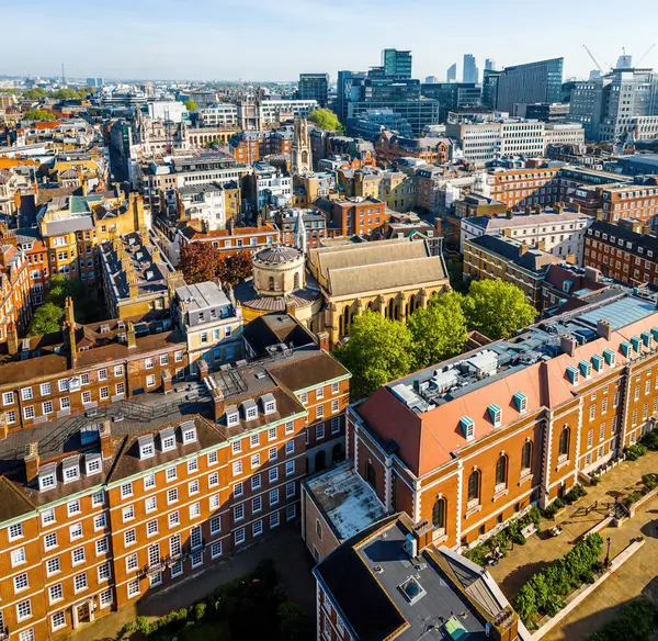 Londra 'nın merkezindeki Tapınak alanının hava manzarası, yasal bölge mimarisi, tarihi binalar ve yakınlardaki modern ofisler