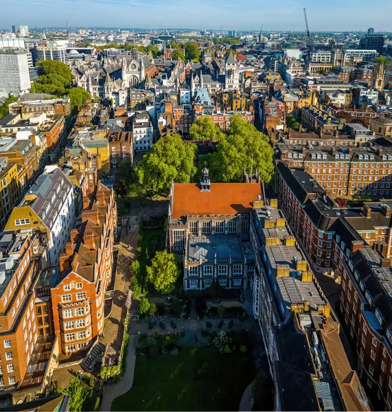 Londra 'nın merkezindeki Kraliyet Adalet Divanı' nın panoramik insansız hava aracı görüntüleri. Yasal, turizm, eğitim ve mimariyle ilgili ticari kullanım için ideal.