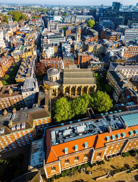 Londra 'nın merkezindeki Tapınak alanının hava manzarası, yasal bölge mimarisi, tarihi binalar ve yakınlardaki modern ofisler