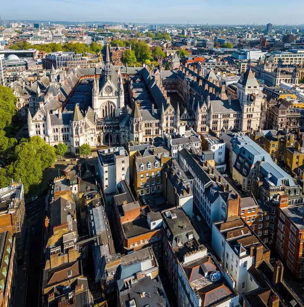 Londra 'nın merkezindeki Kraliyet Adalet Divanı' nın panoramik insansız hava aracı görüntüleri. Yasal, turizm, eğitim ve mimariyle ilgili ticari kullanım için ideal.