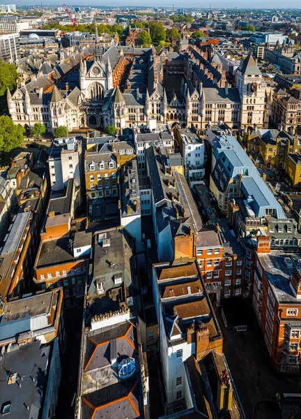 Londra 'nın merkezindeki Kraliyet Adalet Divanı' nın panoramik insansız hava aracı görüntüleri. Yasal, turizm, eğitim ve mimariyle ilgili ticari kullanım için ideal.