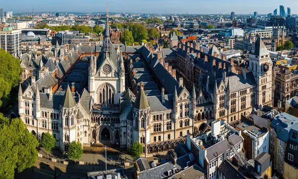 Londra 'nın merkezindeki Kraliyet Adalet Divanı' nın panoramik insansız hava aracı görüntüleri. Yasal, turizm, eğitim ve mimariyle ilgili ticari kullanım için ideal.