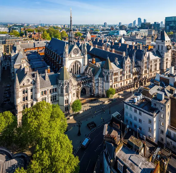 Londra 'nın merkezindeki Kraliyet Adalet Divanı' nın panoramik insansız hava aracı görüntüleri. Yasal, turizm, eğitim ve mimariyle ilgili ticari kullanım için ideal.