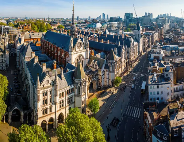Londra 'nın merkezindeki Kraliyet Adalet Divanı' nın panoramik insansız hava aracı görüntüleri. Yasal, turizm, eğitim ve mimariyle ilgili ticari kullanım için ideal.