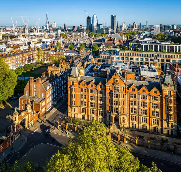 Londra 'nın merkezindeki Kraliyet Adalet Divanı' nın panoramik insansız hava aracı görüntüleri. Yasal, turizm, eğitim ve mimariyle ilgili ticari kullanım için ideal.
