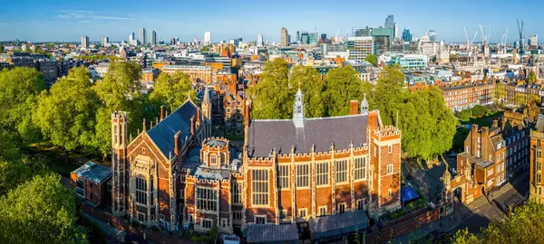 Londra 'nın merkezindeki Kraliyet Adalet Divanı' nın panoramik insansız hava aracı görüntüleri. Yasal, turizm, eğitim ve mimariyle ilgili ticari kullanım için ideal