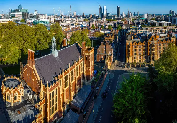 Londra 'nın merkezindeki Kraliyet Adalet Divanı' nın panoramik insansız hava aracı görüntüleri. Yasal, turizm, eğitim ve mimariyle ilgili ticari kullanım için ideal.