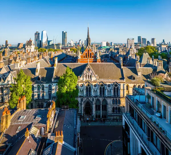 Londra 'nın merkezindeki Kraliyet Adalet Divanı' nın panoramik insansız hava aracı görüntüleri. Yasal, turizm, eğitim ve mimariyle ilgili ticari kullanım için ideal.