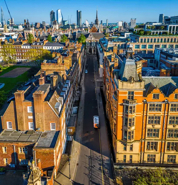 Londra 'nın merkezindeki Kraliyet Adalet Divanı' nın panoramik insansız hava aracı görüntüleri. Yasal, turizm, eğitim ve mimariyle ilgili ticari kullanım için ideal.