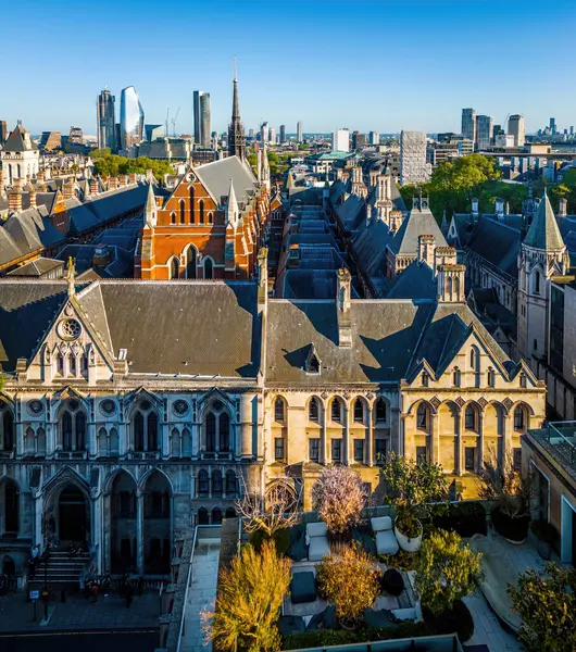 Londra 'nın merkezindeki Kraliyet Adalet Divanı' nın panoramik insansız hava aracı görüntüleri. Yasal, turizm, eğitim ve mimariyle ilgili ticari kullanım için ideal.